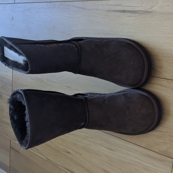 Uggs - Picture 2 of 4